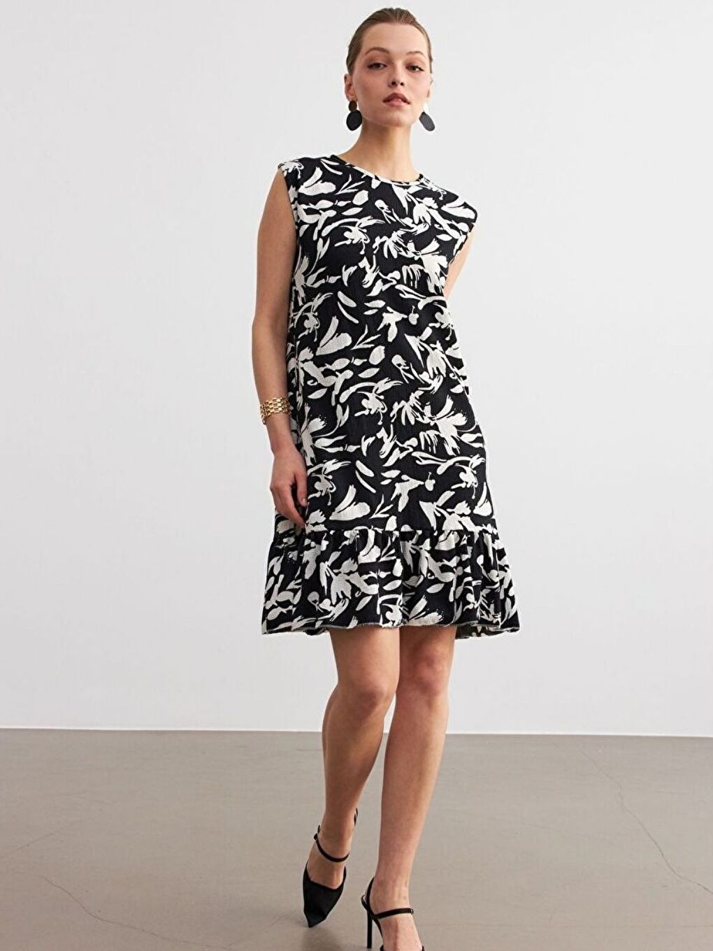 Kadın Siyah Beyaz Desen Kolsuz Mini Krinkıl Elbise-1