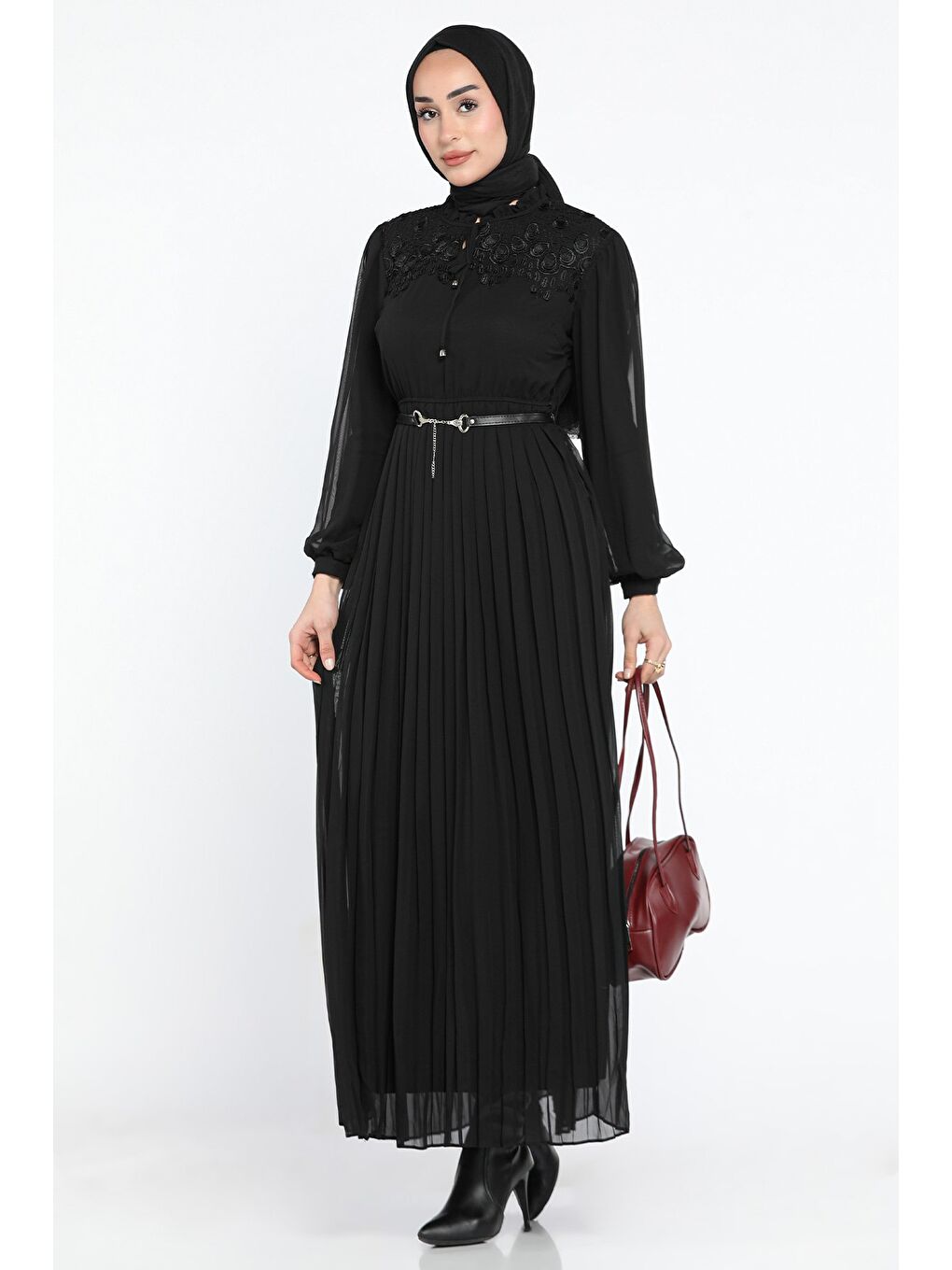 Siyah Güpür Detaylı Bel Kemerli Piliseli Tesettür Şifon Elbise-3
