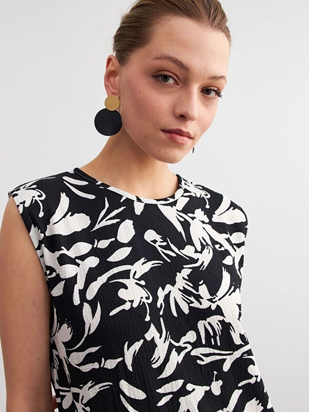 Kadın Siyah Beyaz Desen Kolsuz Mini Krinkıl Elbise-2