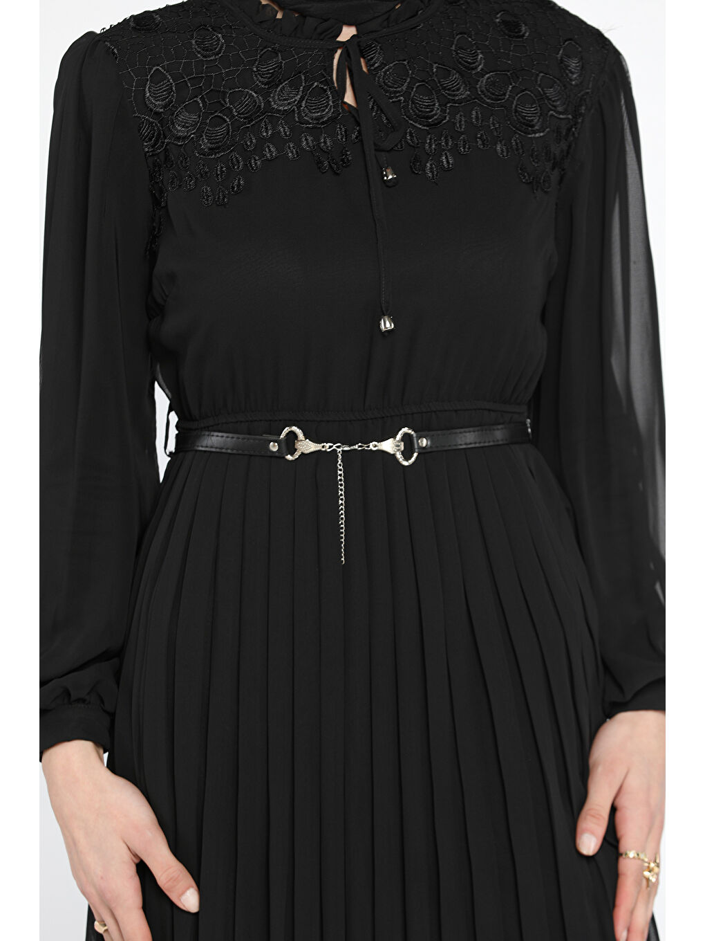 Siyah Güpür Detaylı Bel Kemerli Piliseli Tesettür Şifon Elbise-4