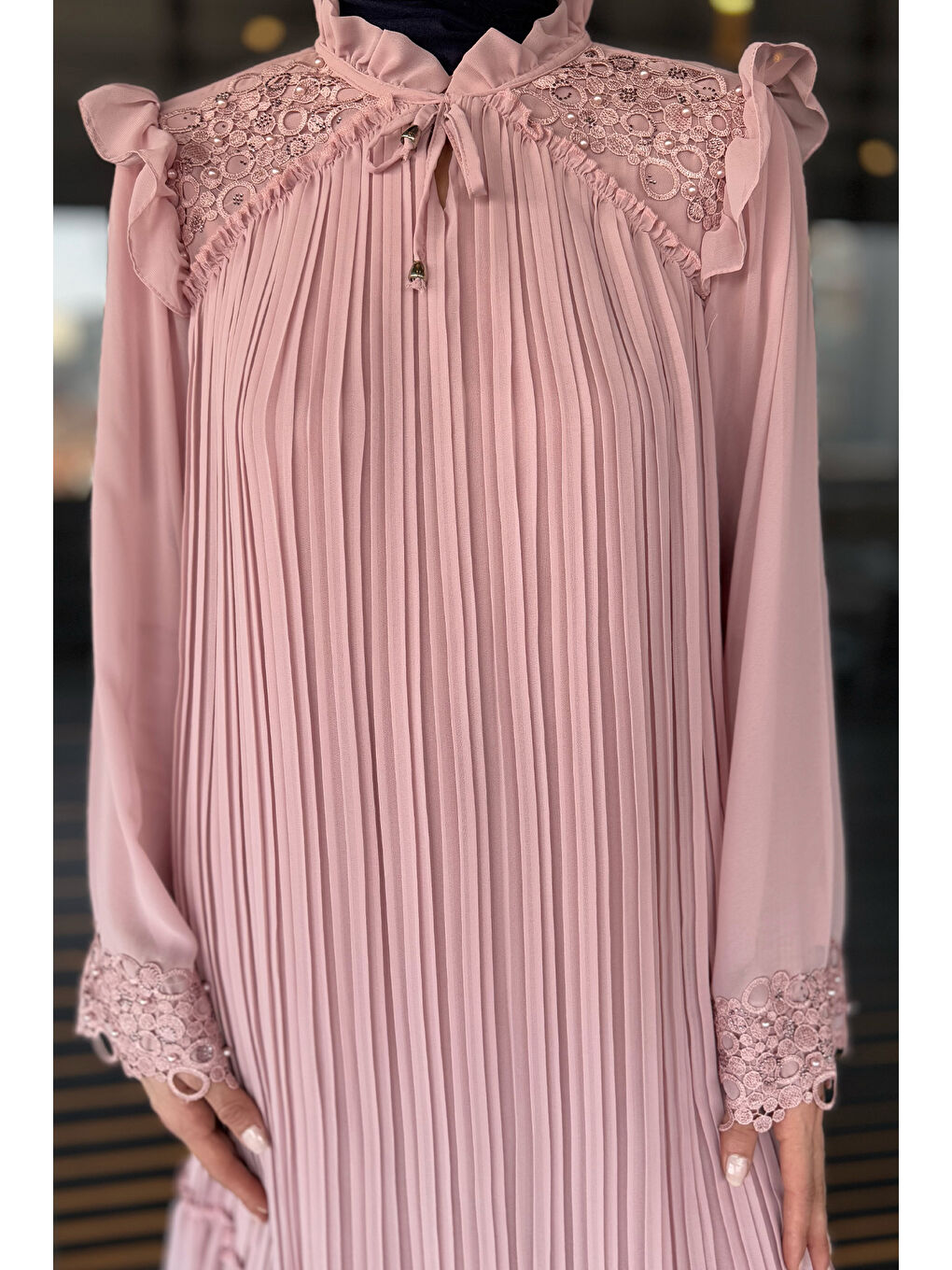 Pembe Kadın Ön Bağlamalı Güpürlü İncili Tesettür Pileli Tunik-5