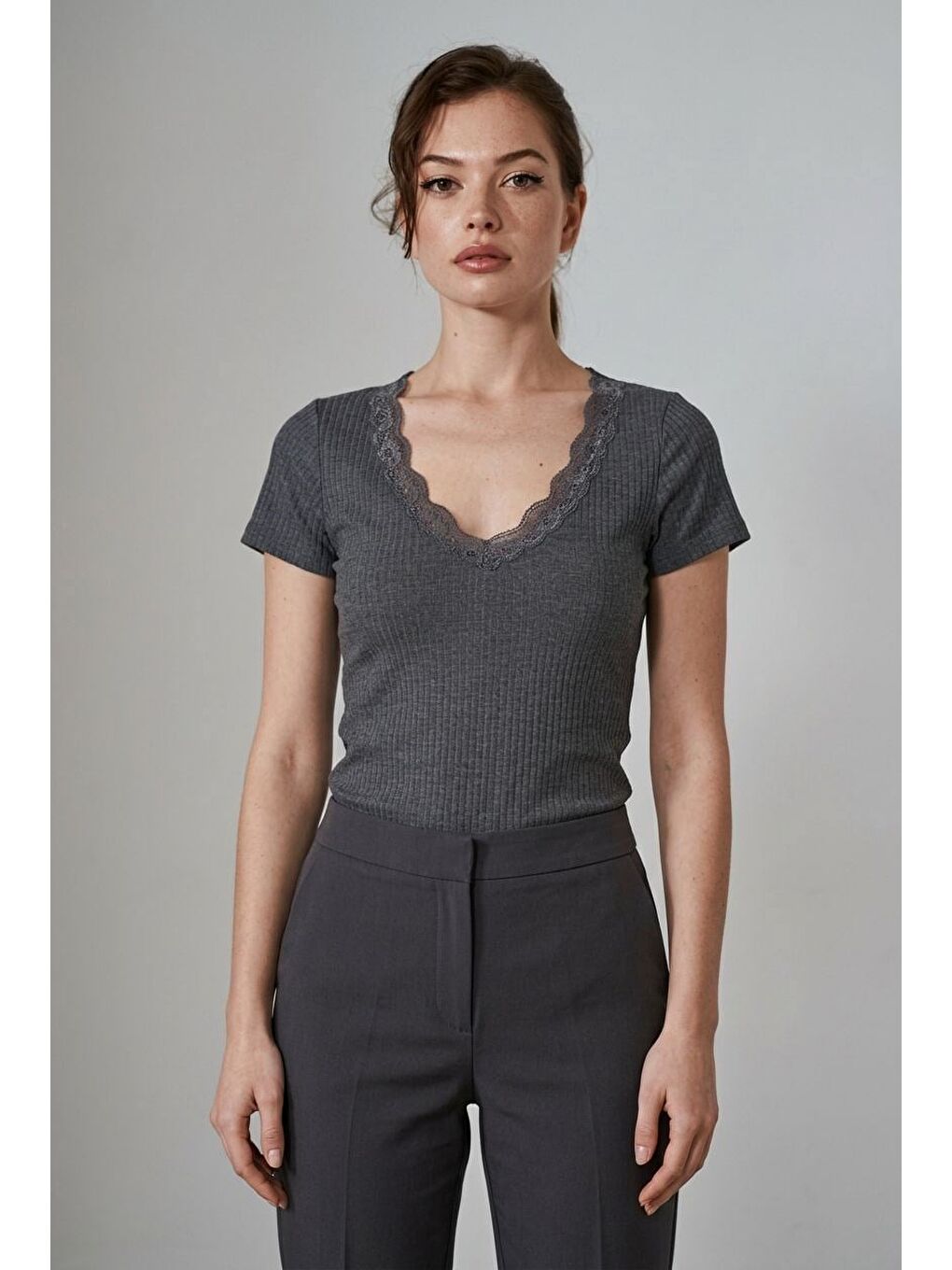 Antrasit V Yaka Dantel Detaylı Fitilli Kadın Tişört Mg2705