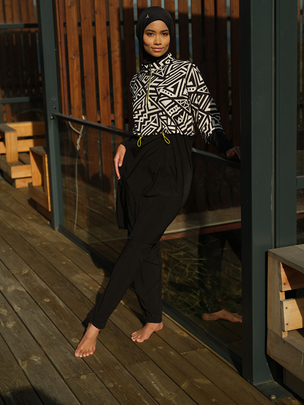 Siyah Kadın Fermuarlı Su Tutmayan Beli Lastikli Dik Yaka Tesettür Mayo