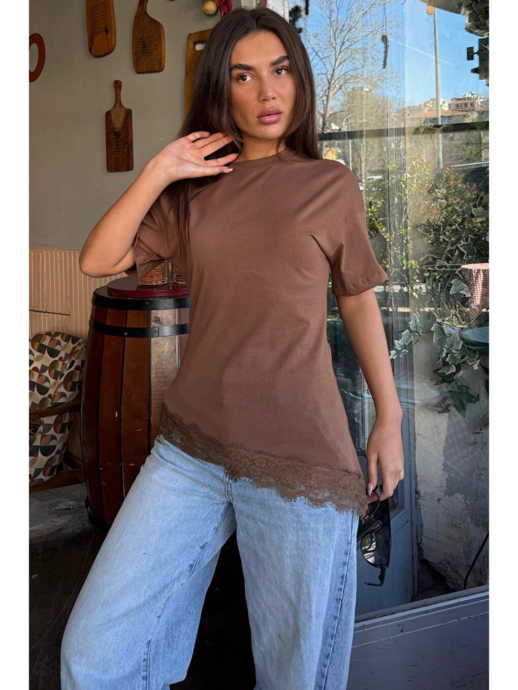 Kahverengi Dantel Detaylı Belden Oturtmalı Asimetrik Kadın Tişört Mg2719