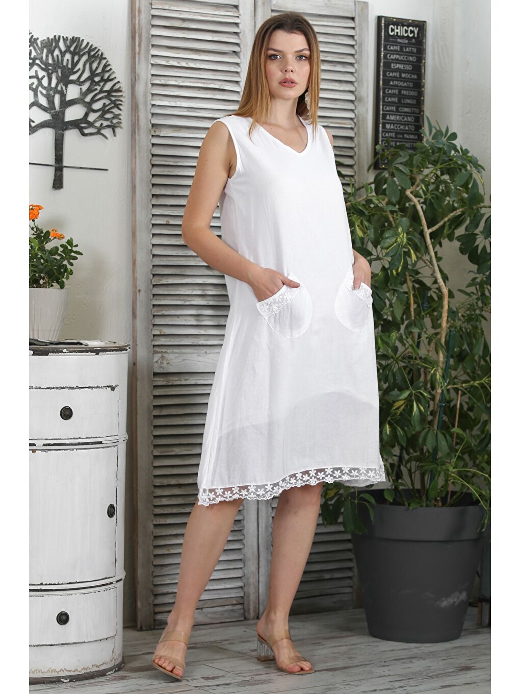 Beyaz V Yaka Kolsuz Çift Cepli Astarlı Yıkamalı Etek Ucu Dantelli Midi Boy Dokuma Casual Elbise-4