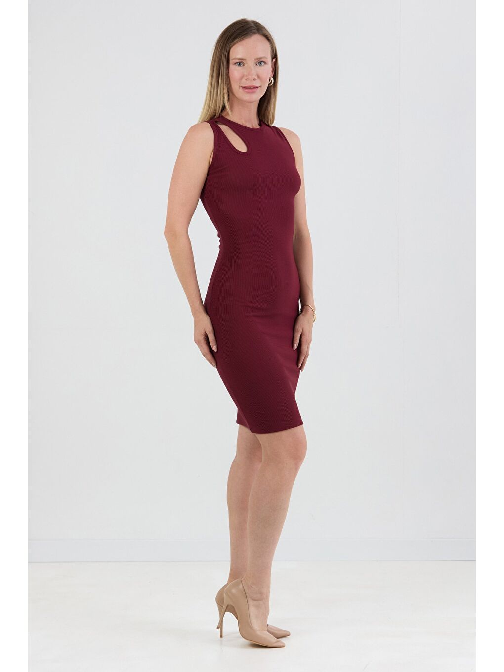 Bordo Fitilli Omzu Pencere Detaylı Elbise-2