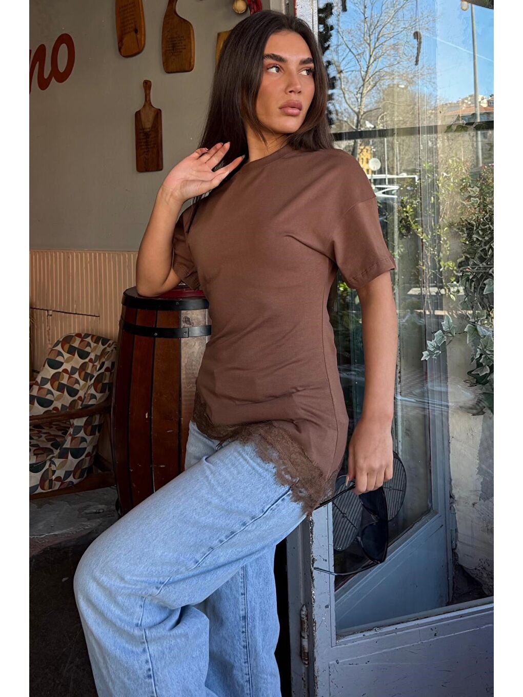 Kahverengi Dantel Detaylı Belden Oturtmalı Asimetrik Kadın Tişört Mg2719-3