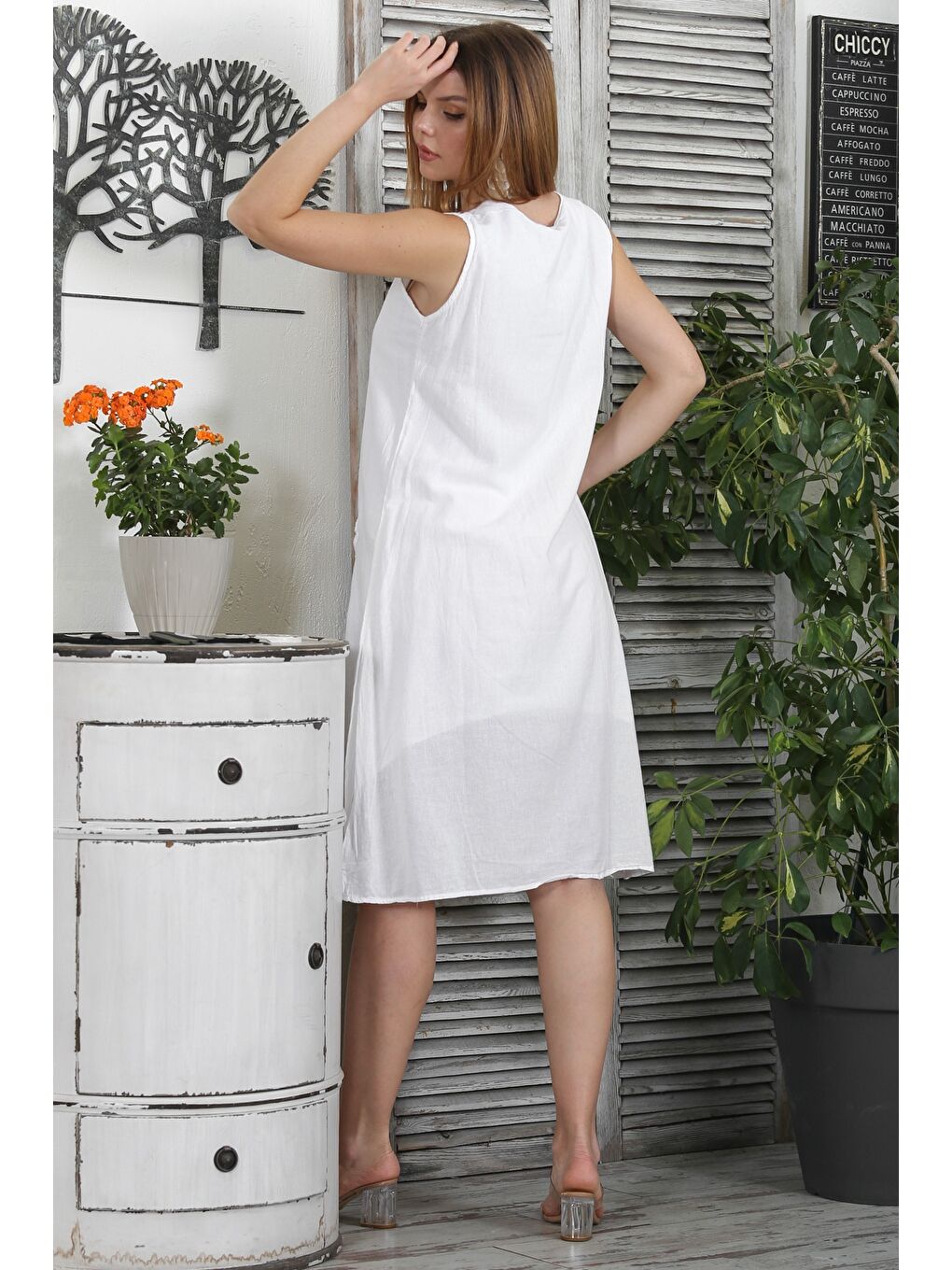 Beyaz V Yaka Kolsuz Çift Cepli Astarlı Yıkamalı Etek Ucu Dantelli Midi Boy Dokuma Casual Elbise-7