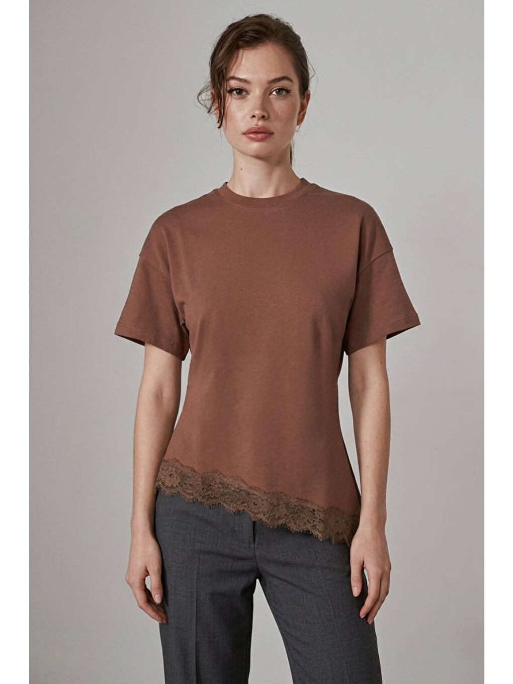 Kahverengi Dantel Detaylı Belden Oturtmalı Asimetrik Kadın Tişört Mg2719-4