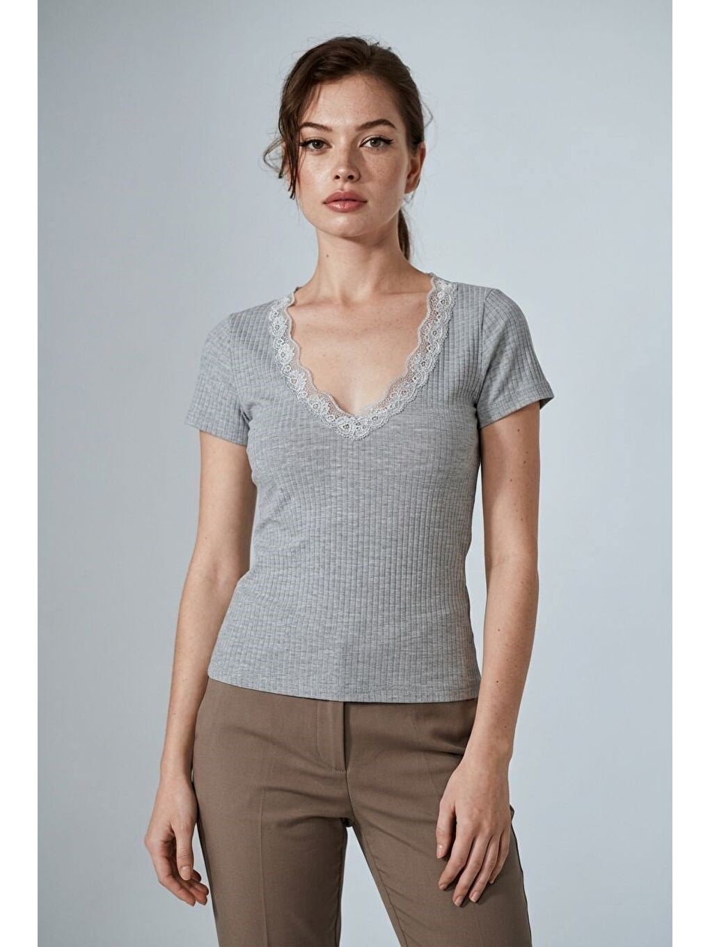 Gri V Yaka Dantel Detaylı Fitilli Kadın Tişört Mg2705