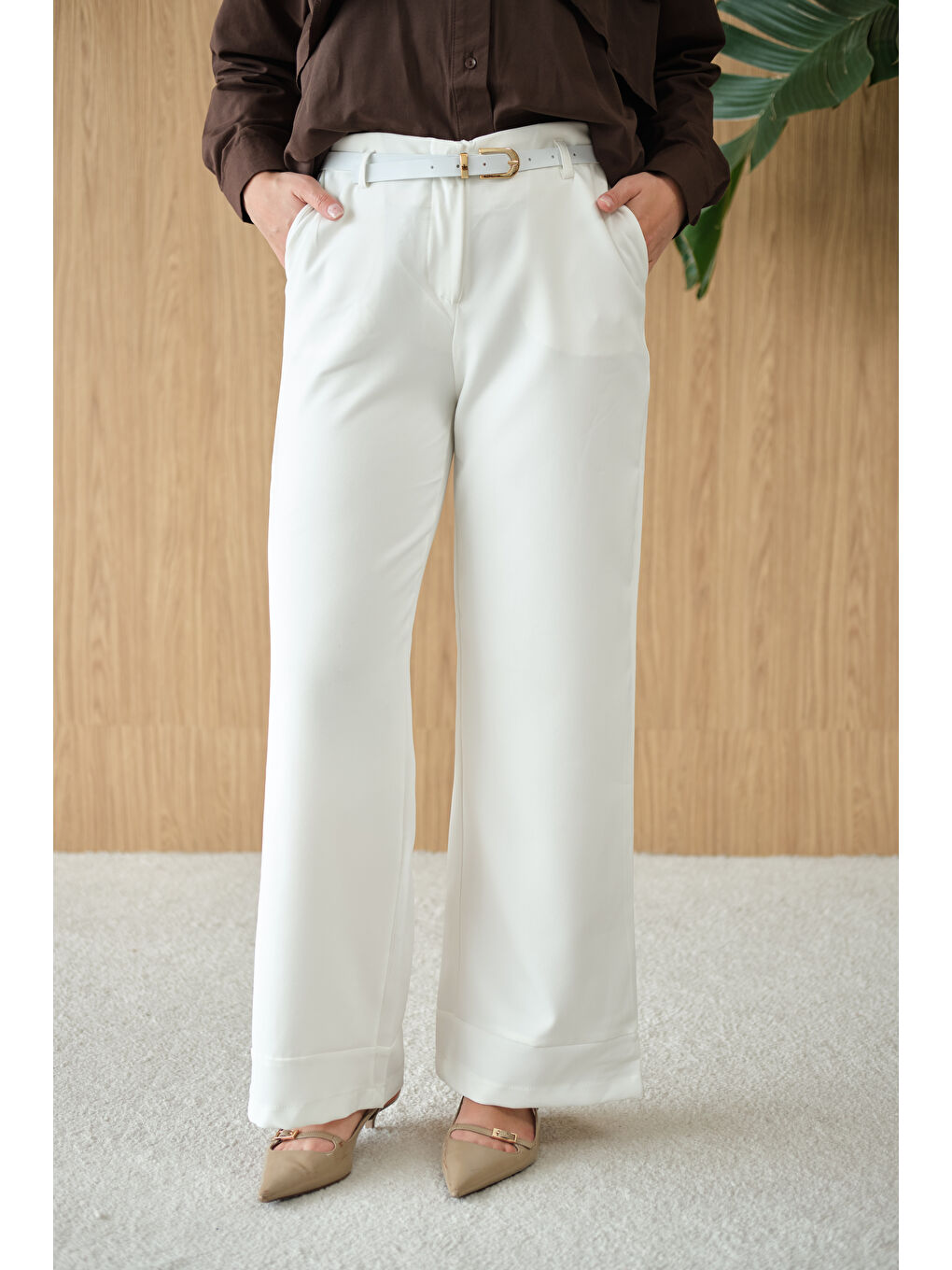 Kadın Paçası Katlama Detay Kemerli Pantolon Ekru-4