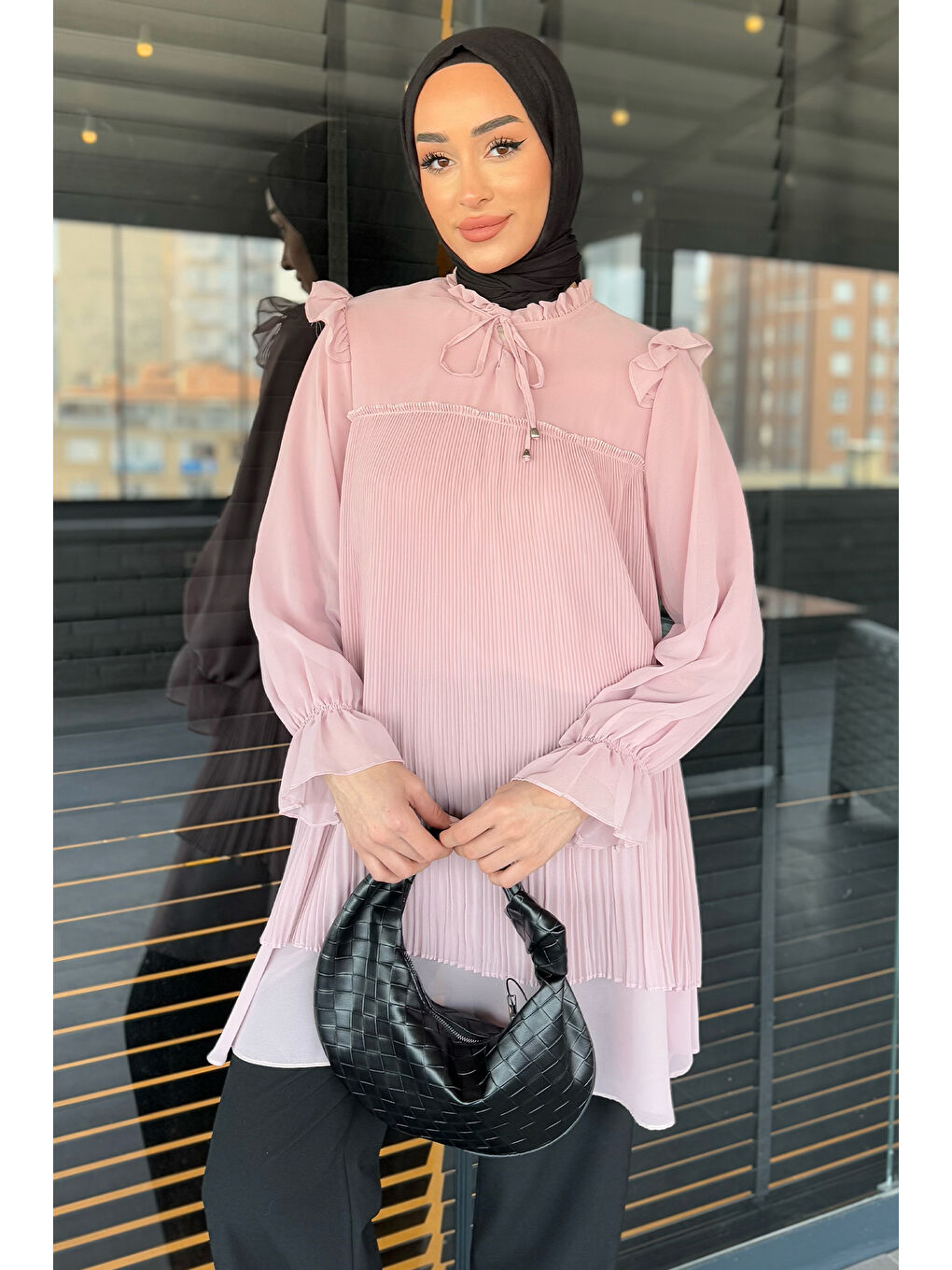 Pembe Kadın Yaka Bağlamalı Pileli Tesettür Şifon Tunik
