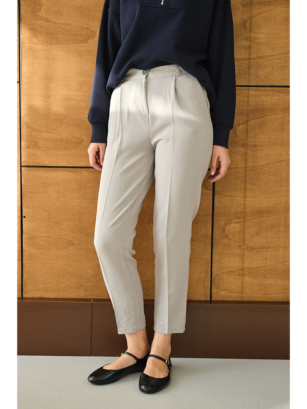 Kadın Pileli Düz Paça Pantolon Açık Gri-1