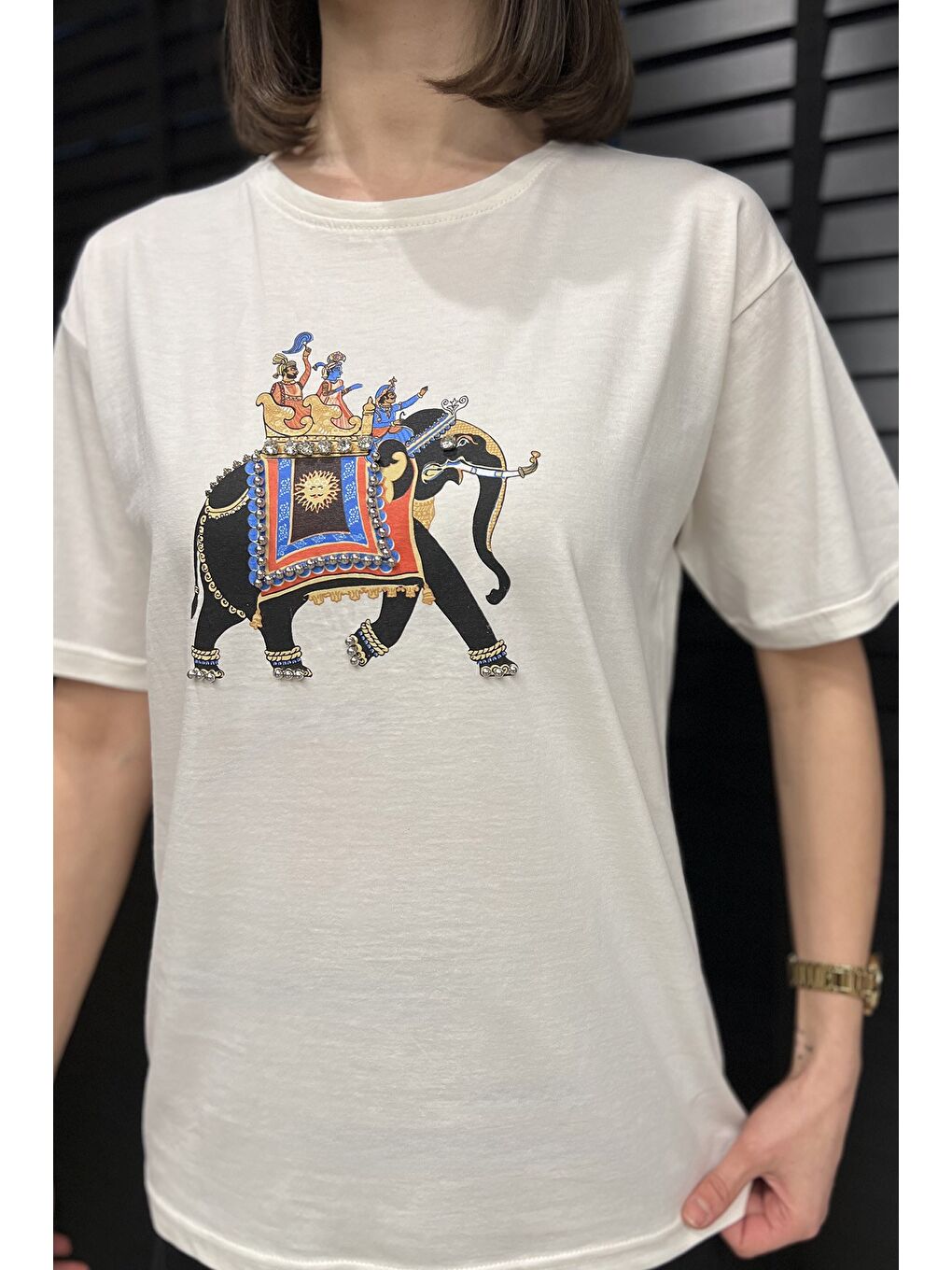 Ekru Baskılı Taşlı Kadın Tişört-3