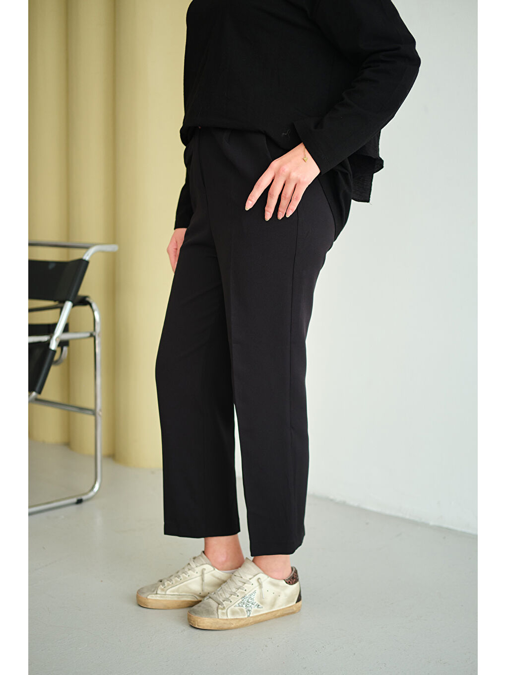 Kadın Lastik Detay Kemerli Kumaş Pantolon Siyah-3