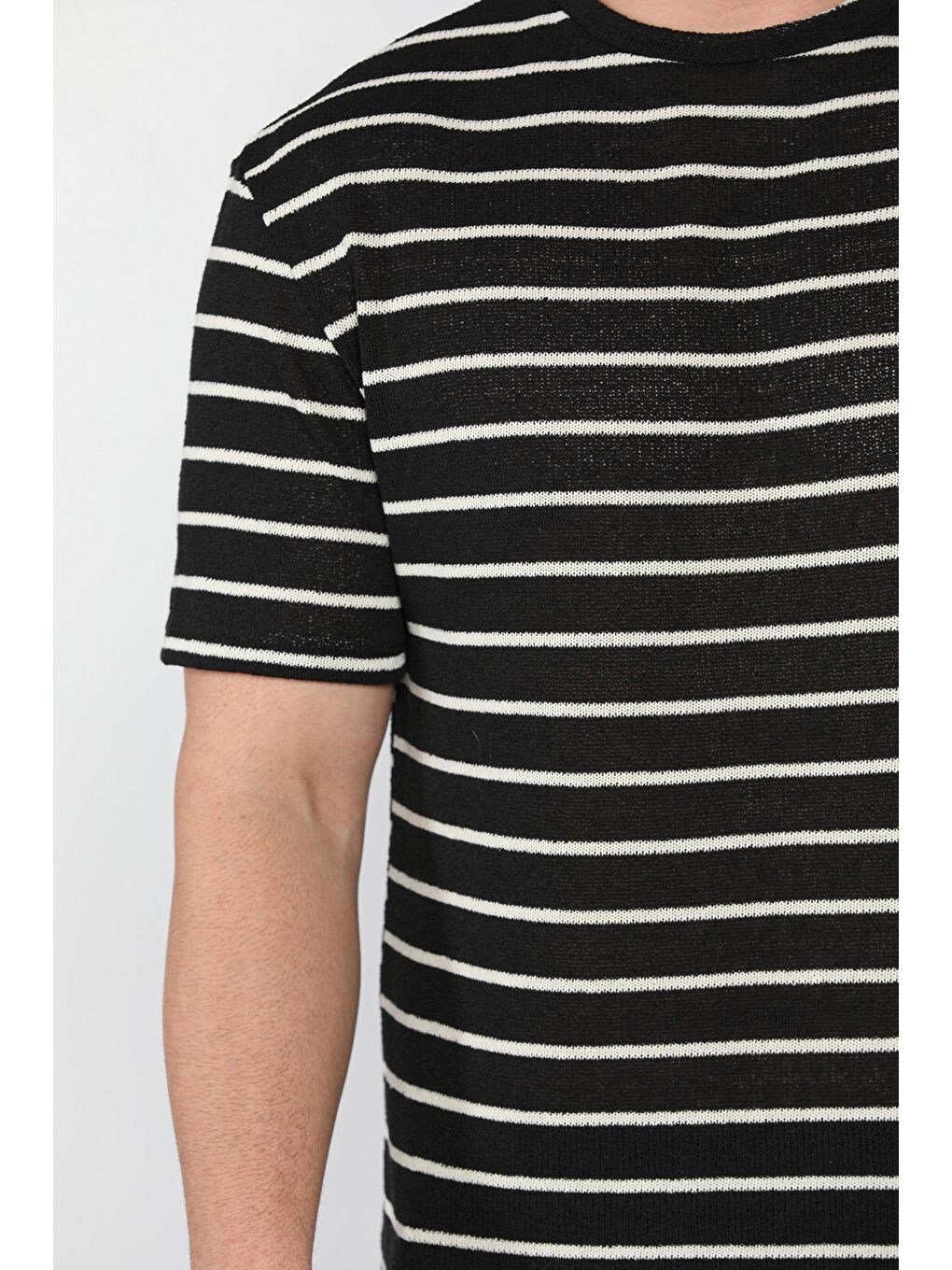 Siyah Bisiklet Yaka Çizgi Desenli Erkek Tişört-3