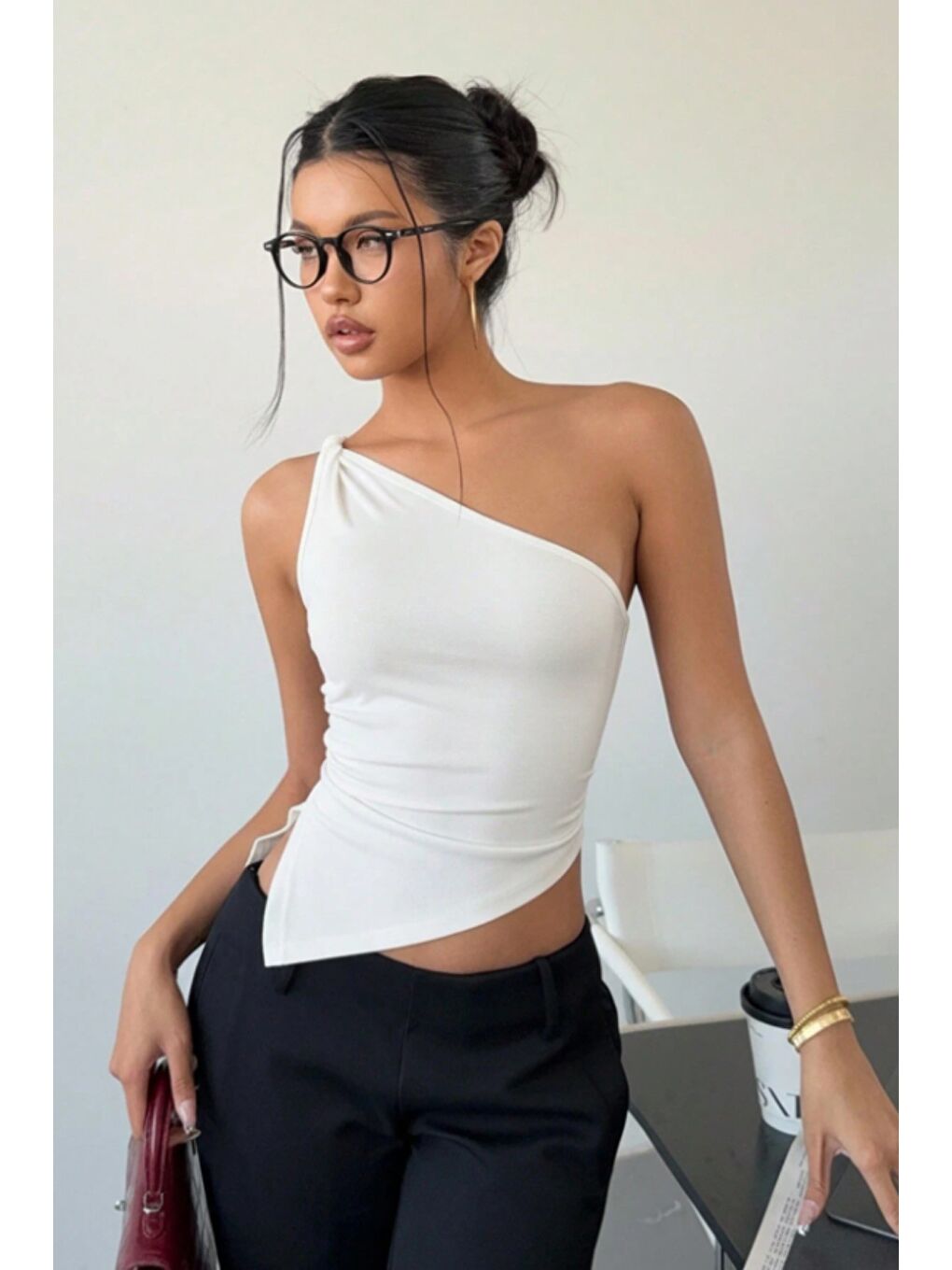 Beyaz Kadın Tek Omuz Bluz Asimetrik Kesim Elastanlı Crop ve Modern Tasarım