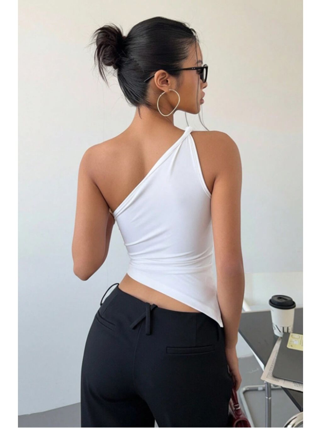 Beyaz Kadın Tek Omuz Bluz Asimetrik Kesim Elastanlı Crop ve Modern Tasarım-1
