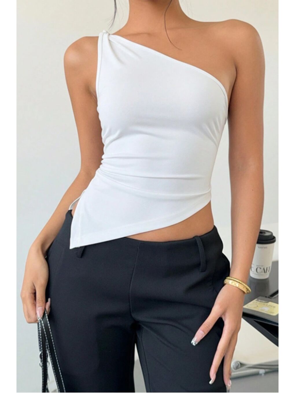 Beyaz Kadın Tek Omuz Bluz Asimetrik Kesim Elastanlı Crop ve Modern Tasarım-3