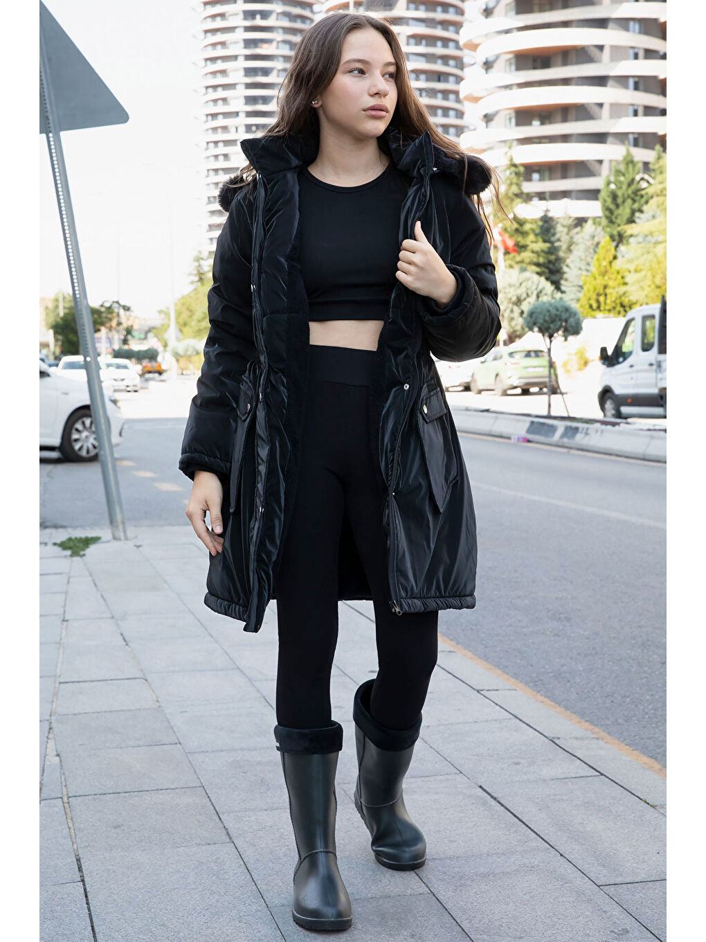 Siyah Cep Detaylı İçi Kürklü Çıkarılabilir Kapüşonlu Kız Çocuk Şişme Mont 21337-2