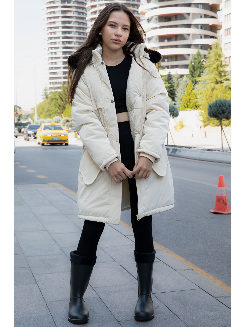 Bej Cep Detaylı İçi Kürklü Çıkarılabilir Kapüşonlu Kız Çocuk Şişme Mont 21336-3