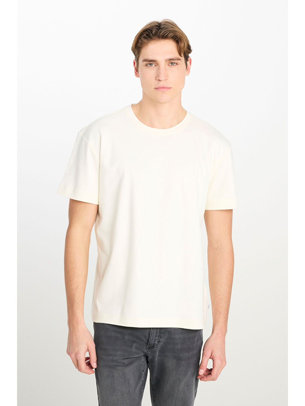 Beyaz %100 Pamuk Relaxed Fit Geniş Kesim Bisiklet Yaka Ekru Basic T-shirt-1