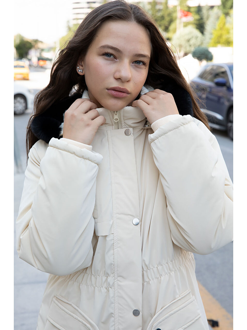 Bej Cep Detaylı İçi Kürklü Çıkarılabilir Kapüşonlu Kız Çocuk Şişme Mont 21336