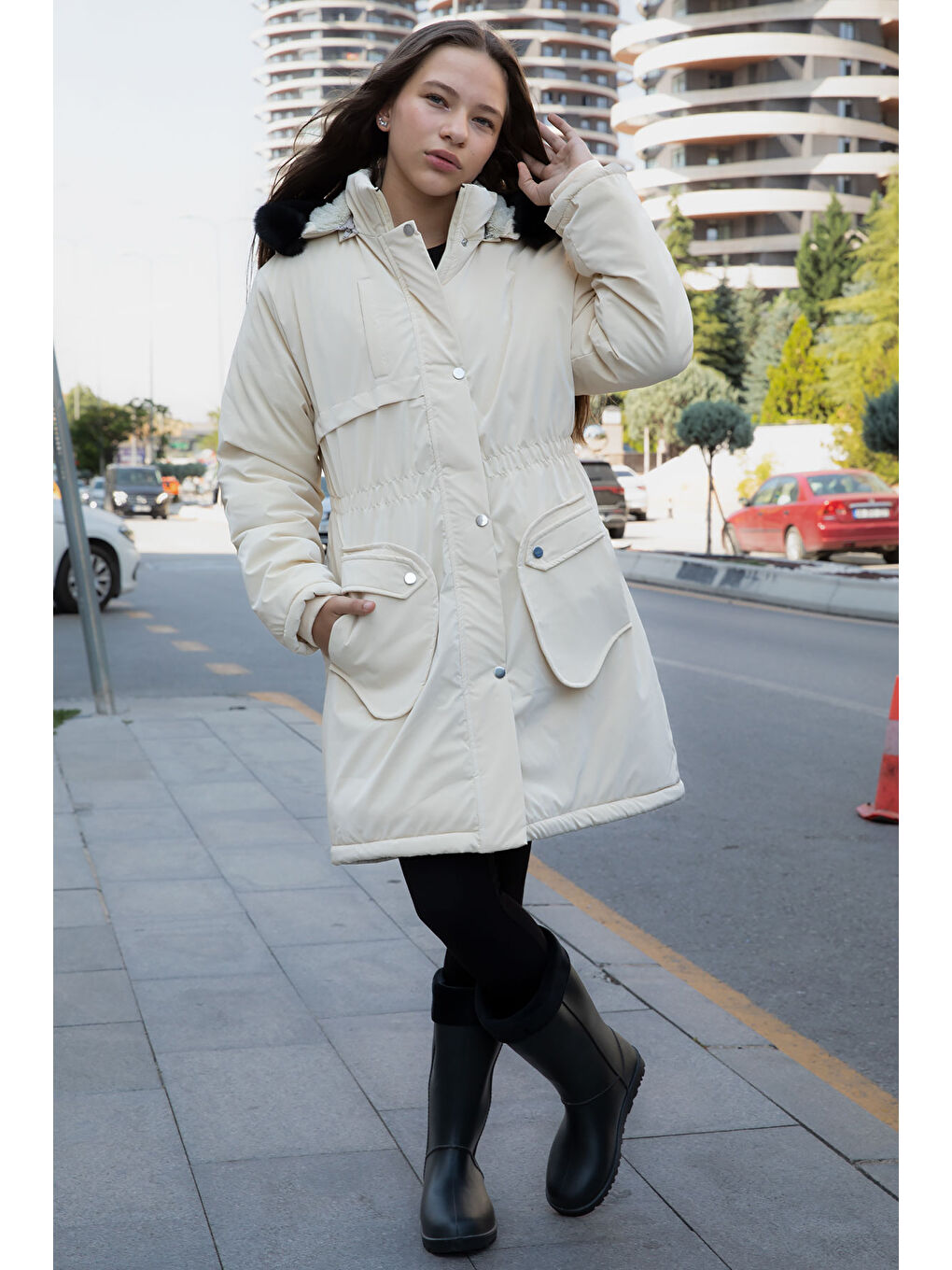 Bej Cep Detaylı İçi Kürklü Çıkarılabilir Kapüşonlu Kız Çocuk Şişme Mont 21336-1