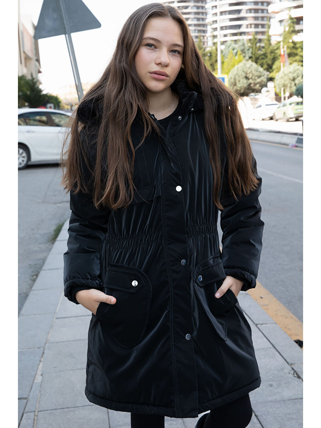 Siyah Cep Detaylı İçi Kürklü Çıkarılabilir Kapüşonlu Kız Çocuk Şişme Mont 21337-1