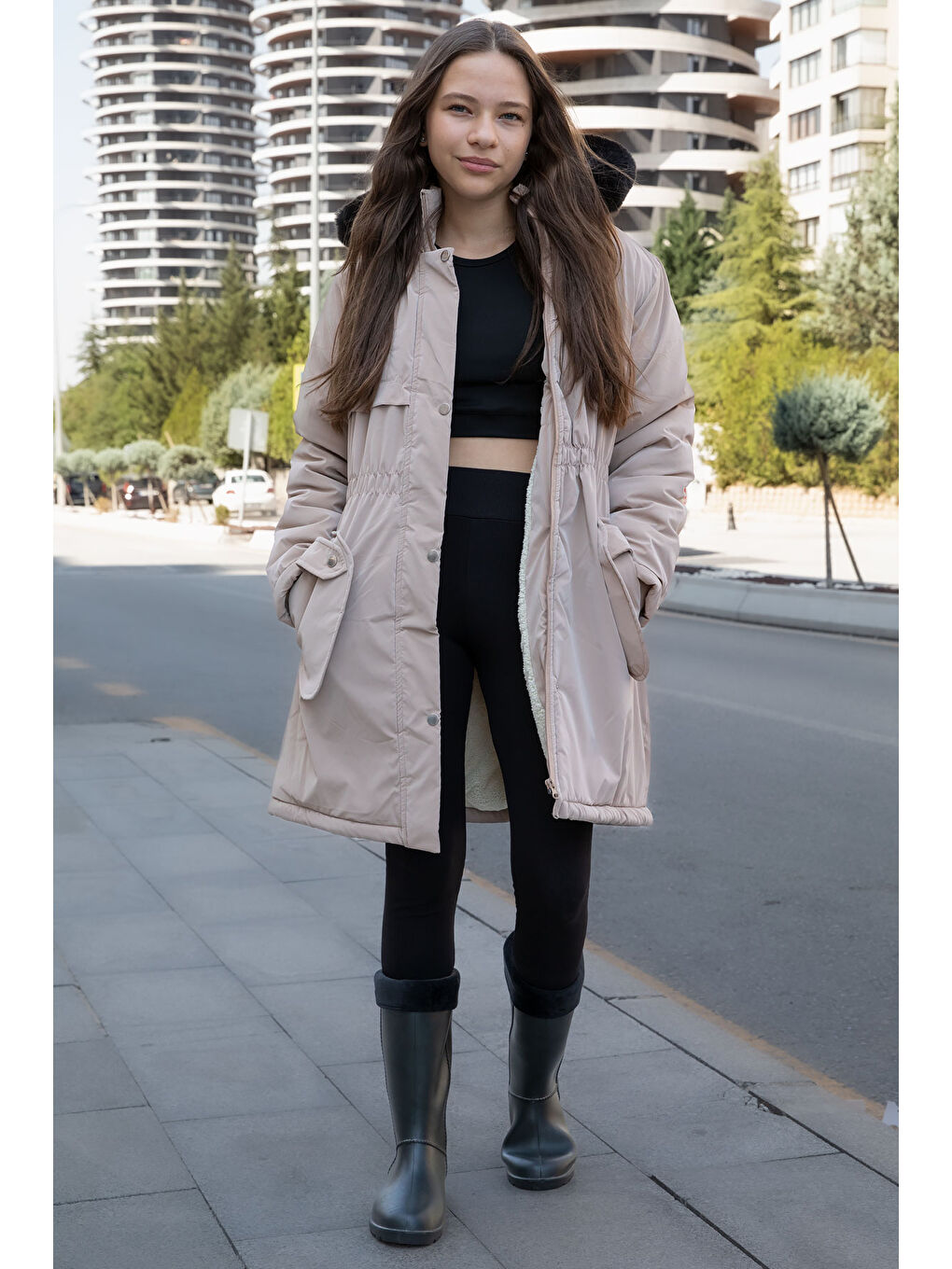 Kahverengi Cep Detaylı İçi Kürklü Çıkarılabilir Kapüşonlu Kız Çocuk Şişme Mont 21340-3