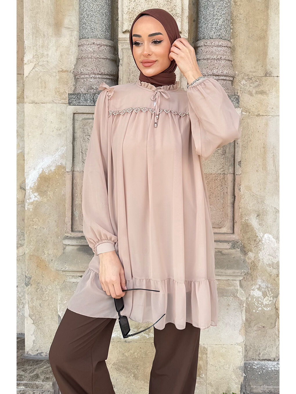 Bej Ön Bağlamalı Fırfırlı Güpür Detaylı Tesettür Şifon Tunik