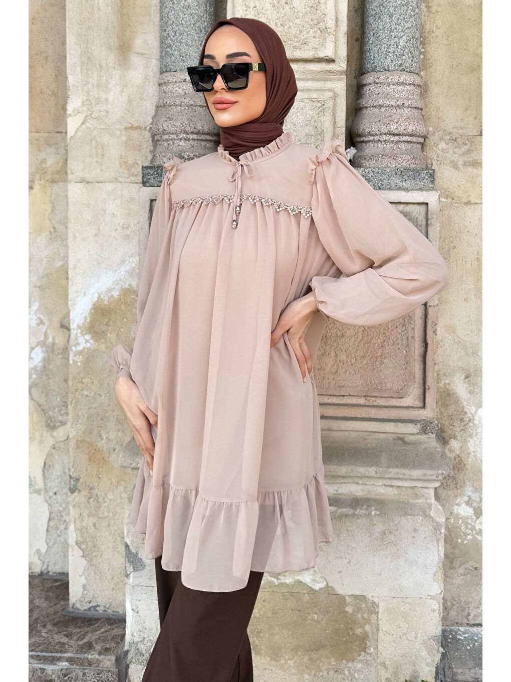 Bej Ön Bağlamalı Fırfırlı Güpür Detaylı Tesettür Şifon Tunik-1