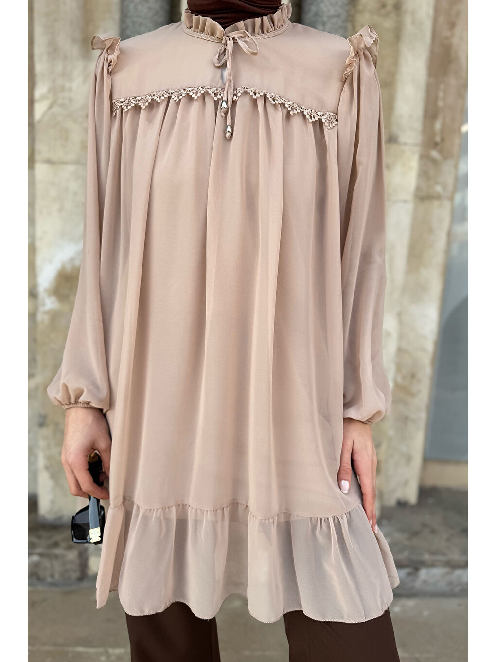 Bej Ön Bağlamalı Fırfırlı Güpür Detaylı Tesettür Şifon Tunik-2