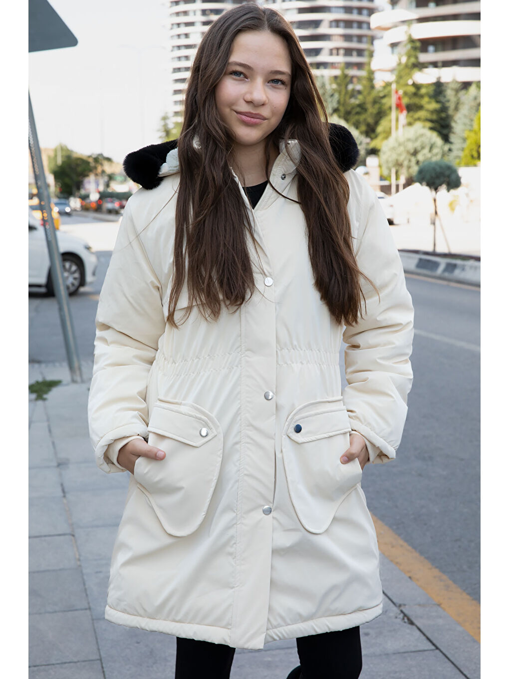 Bej Cep Detaylı İçi Kürklü Çıkarılabilir Kapüşonlu Kız Çocuk Şişme Mont 21336-2