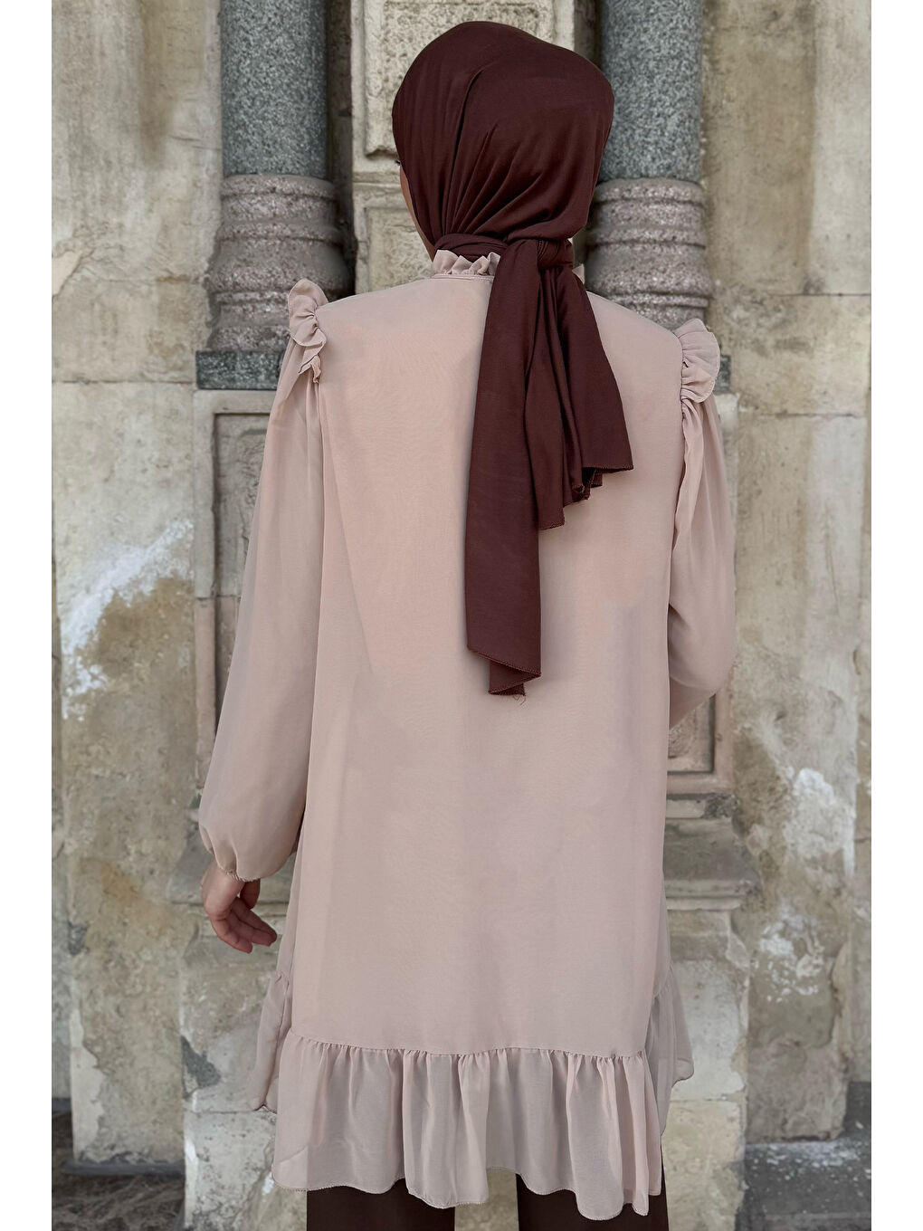 Bej Ön Bağlamalı Fırfırlı Güpür Detaylı Tesettür Şifon Tunik-3