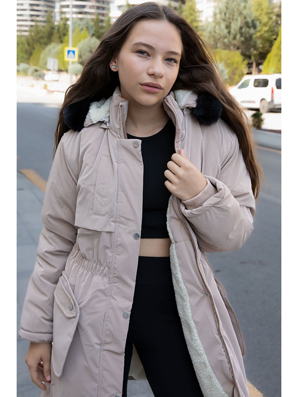 Kahverengi Cep Detaylı İçi Kürklü Çıkarılabilir Kapüşonlu Kız Çocuk Şişme Mont 21340-4