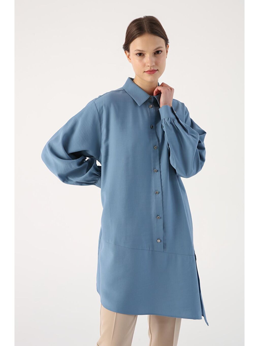 Mavi Eteği Asimetrik Yırtmaçlı Gömlek Yaka Tunik