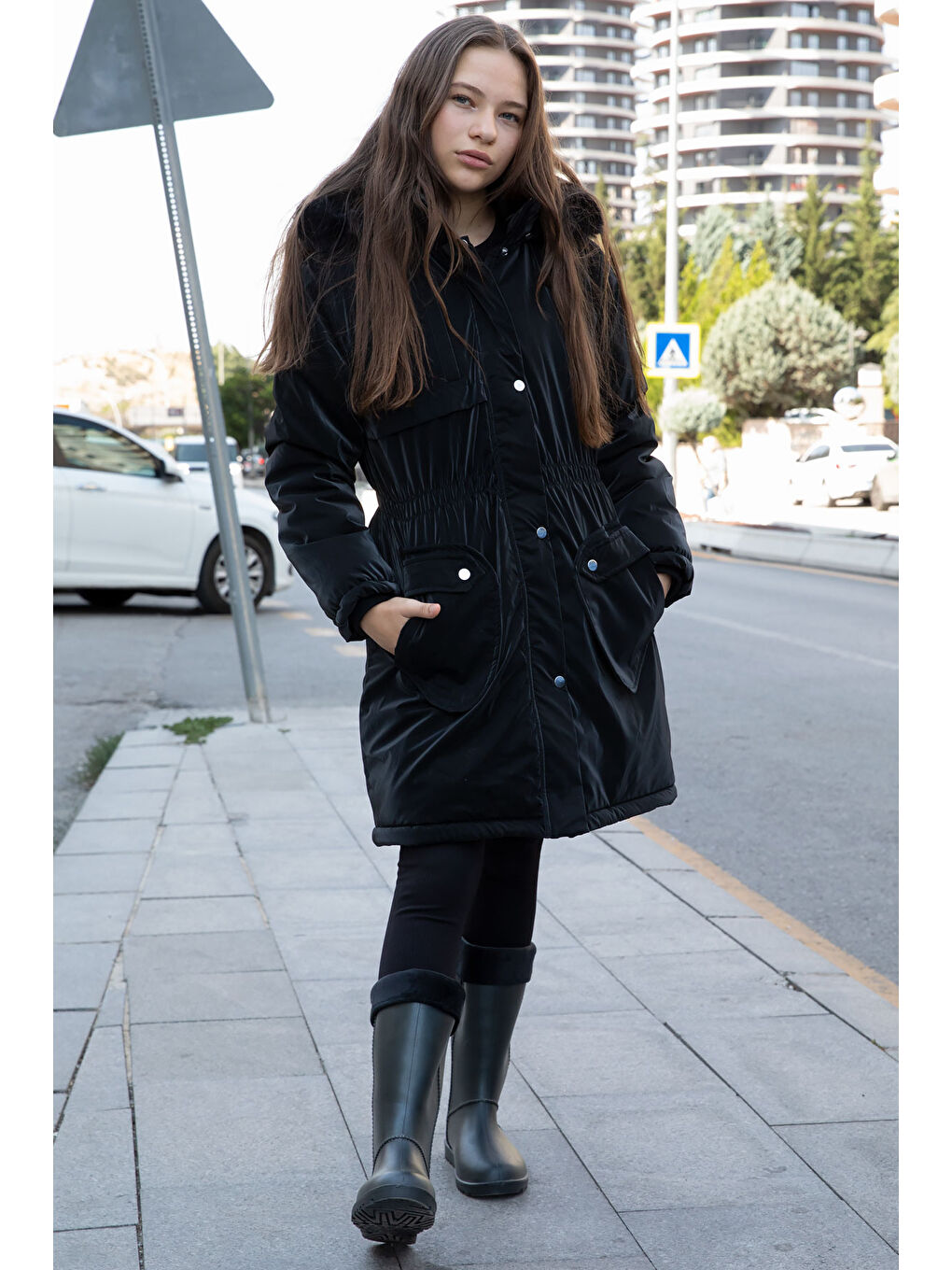 Siyah Cep Detaylı İçi Kürklü Çıkarılabilir Kapüşonlu Kız Çocuk Şişme Mont 21337-4