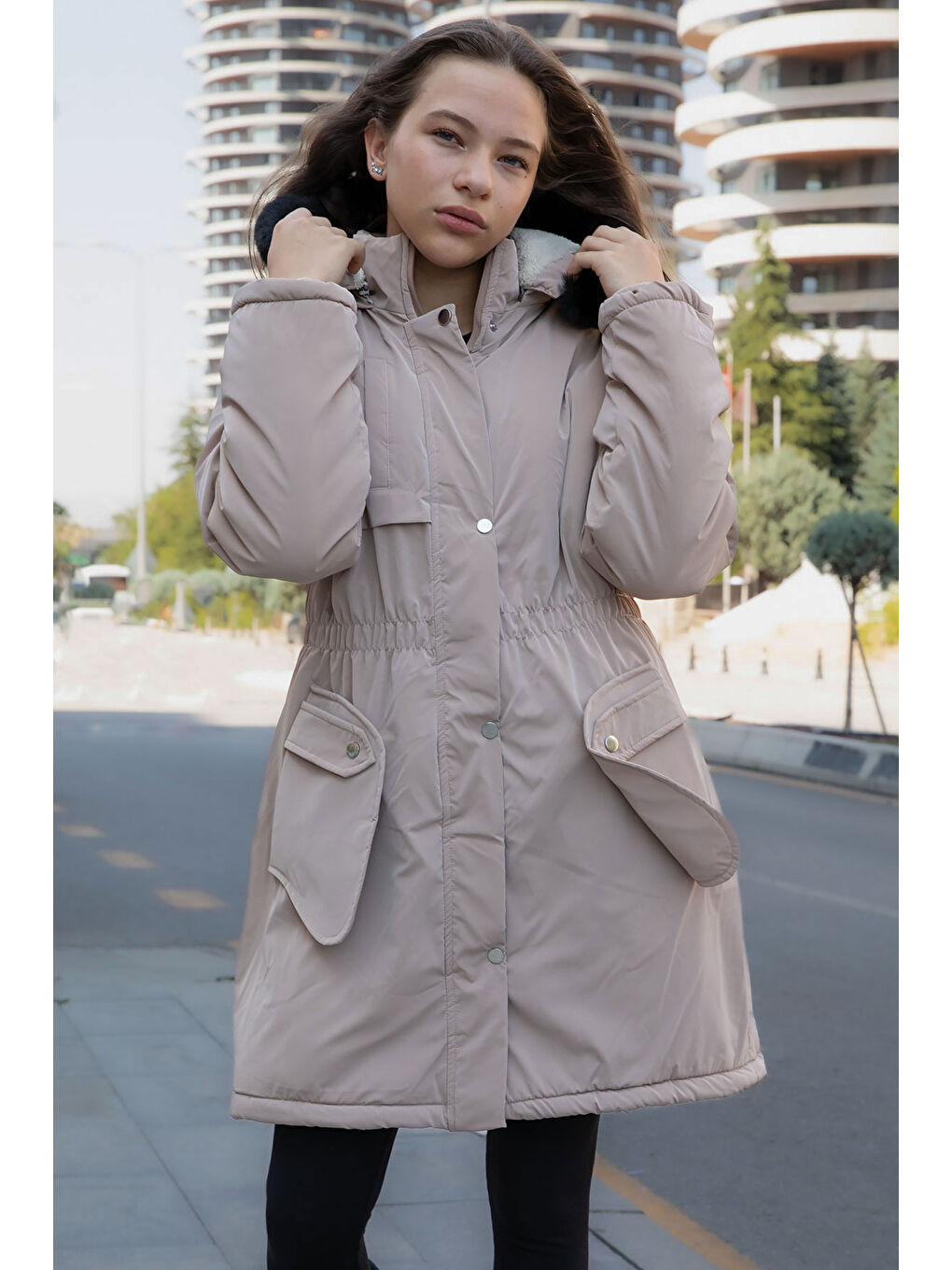 Kahverengi Cep Detaylı İçi Kürklü Çıkarılabilir Kapüşonlu Kız Çocuk Şişme Mont 21340-2