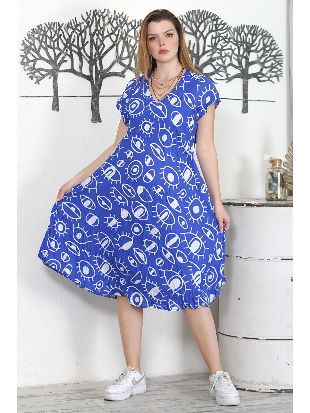 Beyaz-Mavi V Yaka Düşük Kol Empirme Baskılı Casual Dokuma Elbise