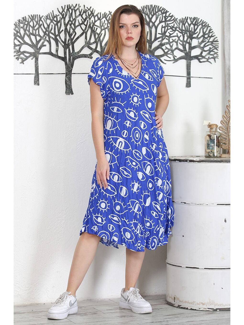 Beyaz-Mavi V Yaka Düşük Kol Empirme Baskılı Casual Dokuma Elbise-1