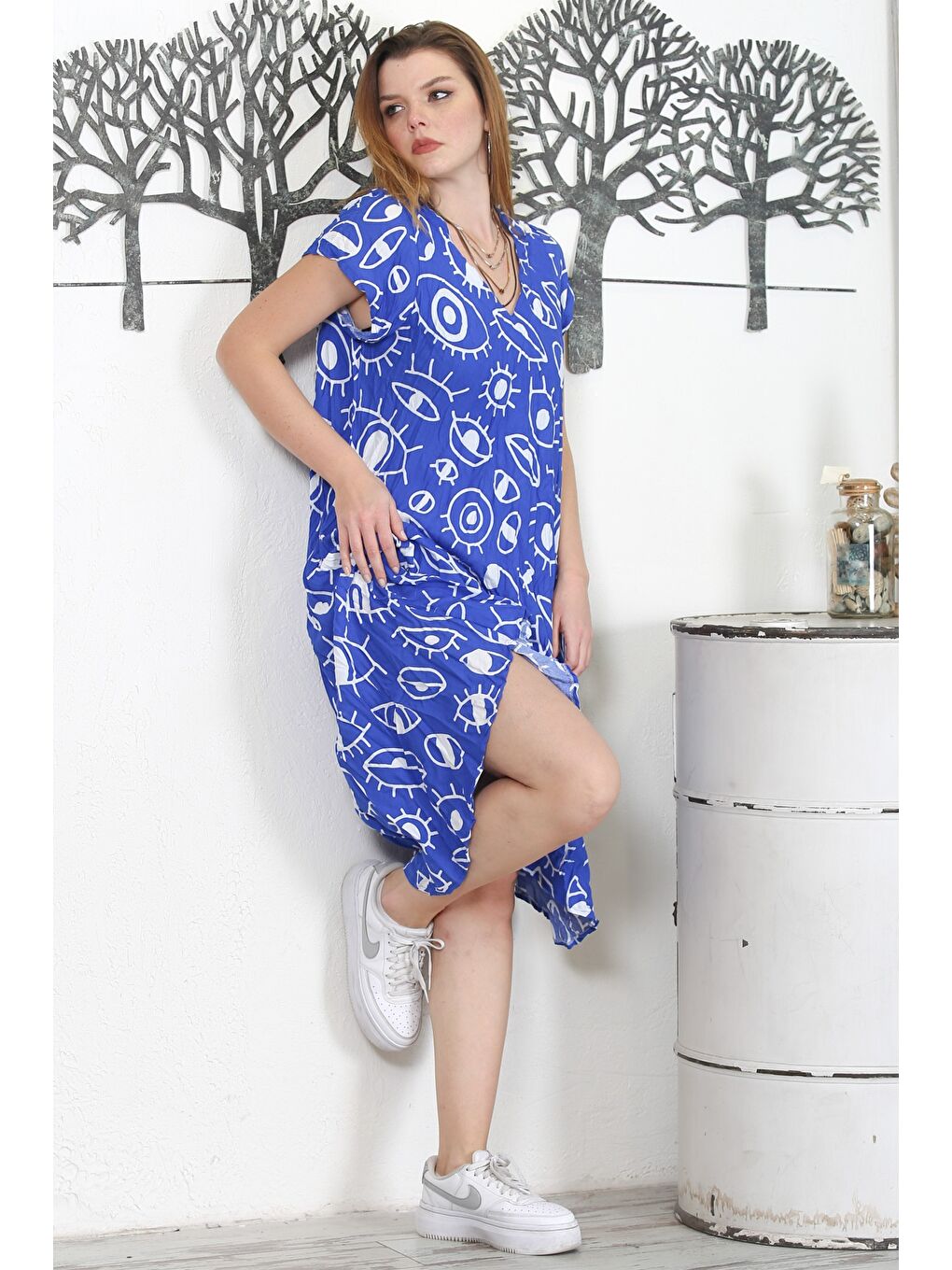 Beyaz-Mavi V Yaka Düşük Kol Empirme Baskılı Casual Dokuma Elbise-2