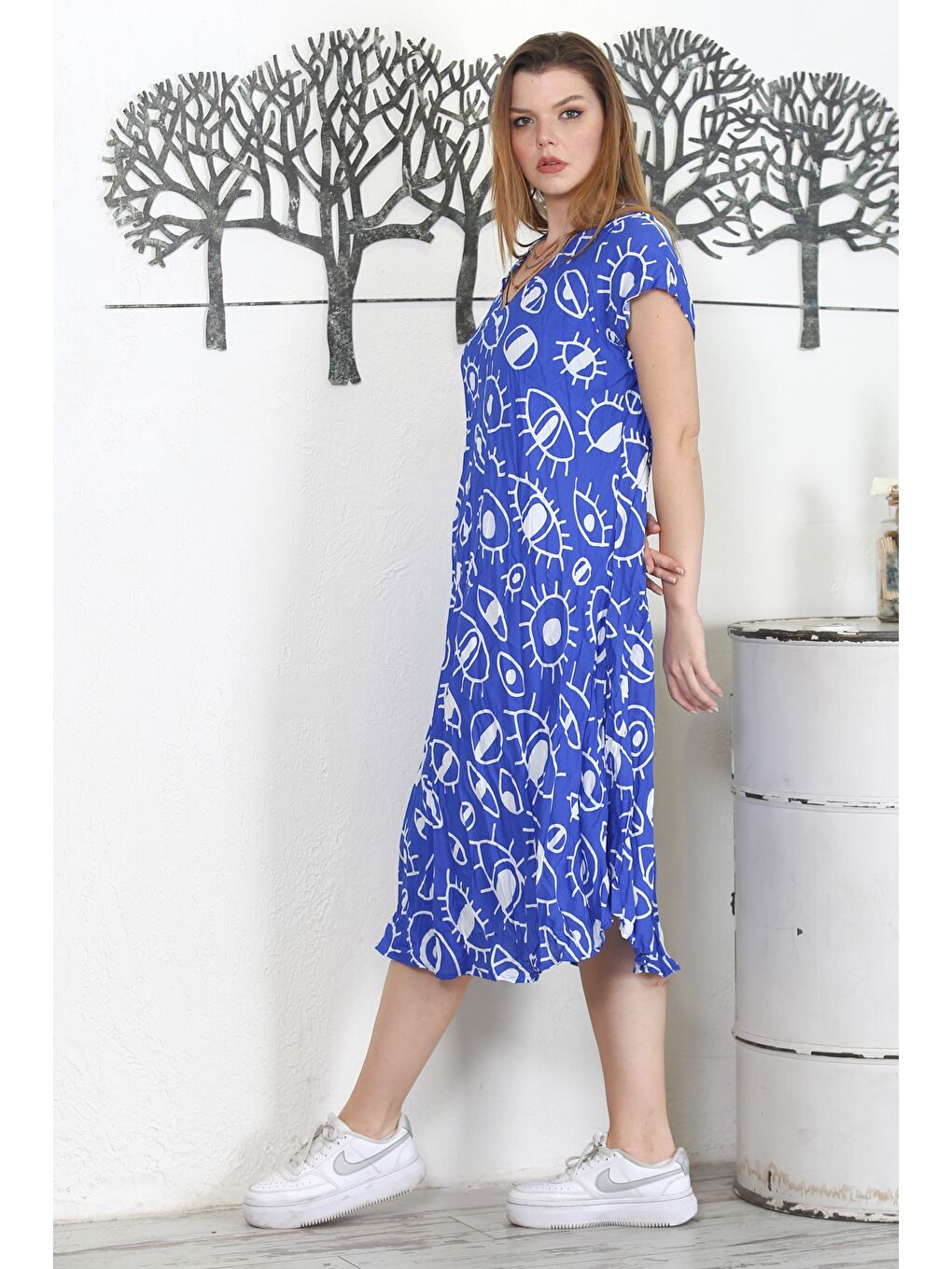 Beyaz-Mavi V Yaka Düşük Kol Empirme Baskılı Casual Dokuma Elbise-4