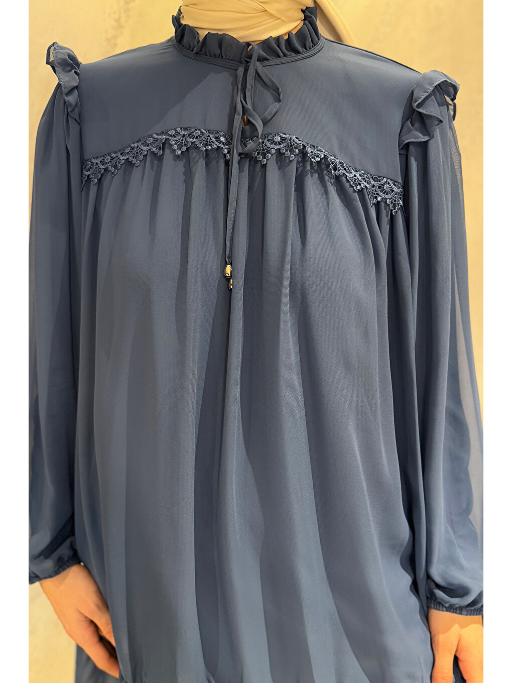İndigo Ön Bağlamalı Fırfırlı Güpür Detaylı Tesettür Şifon Tunik-5