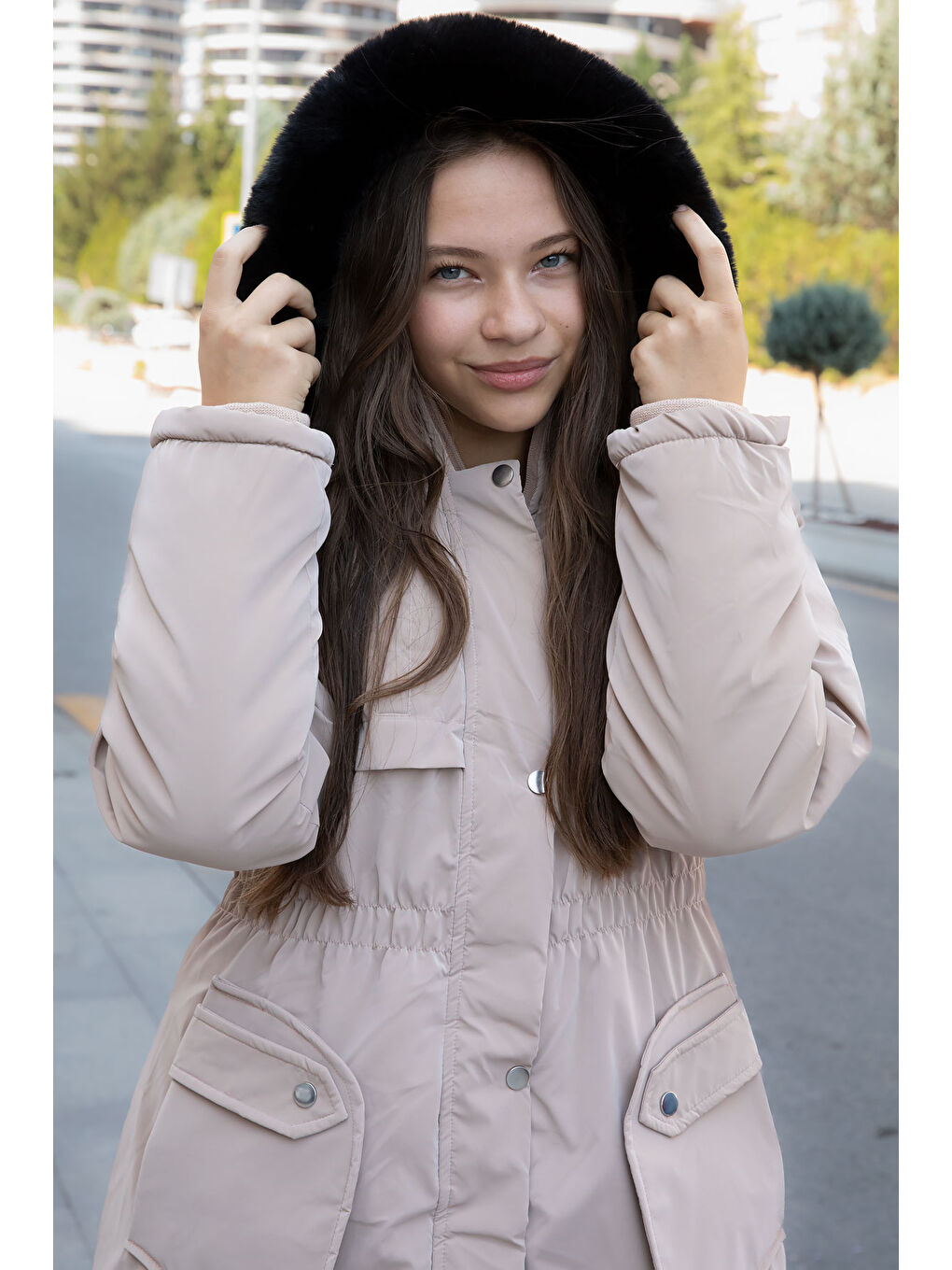 Kahverengi Cep Detaylı İçi Kürklü Çıkarılabilir Kapüşonlu Kız Çocuk Şişme Mont 21340-1