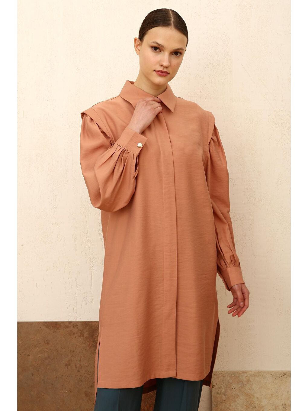 Pembe Pudra Kolları Büzgülü Yırtmaçlı Gömlek Tunik