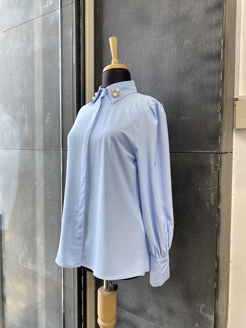 Mavi Yakası Taşlı Basic İç Göstermeyen Gömlek-3