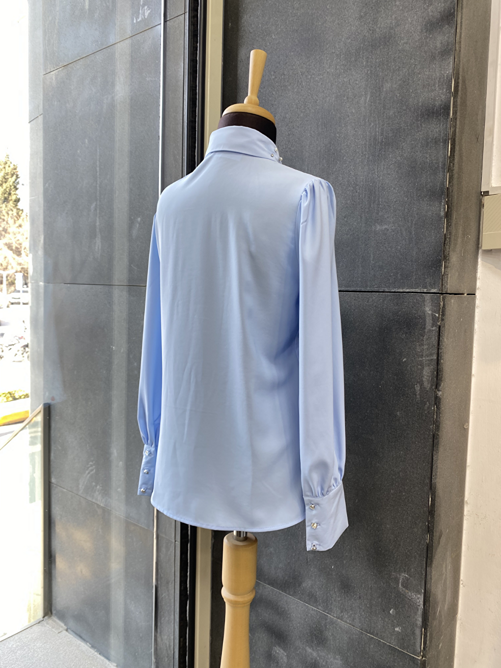 Mavi Yakası Taşlı Basic İç Göstermeyen Gömlek-4