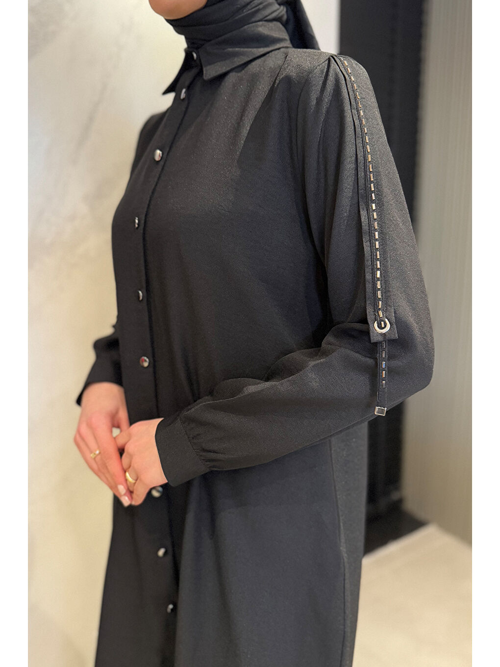 Siyah Kol Detaylı Ön Düğmeli Tesettür Keten Tunik-5