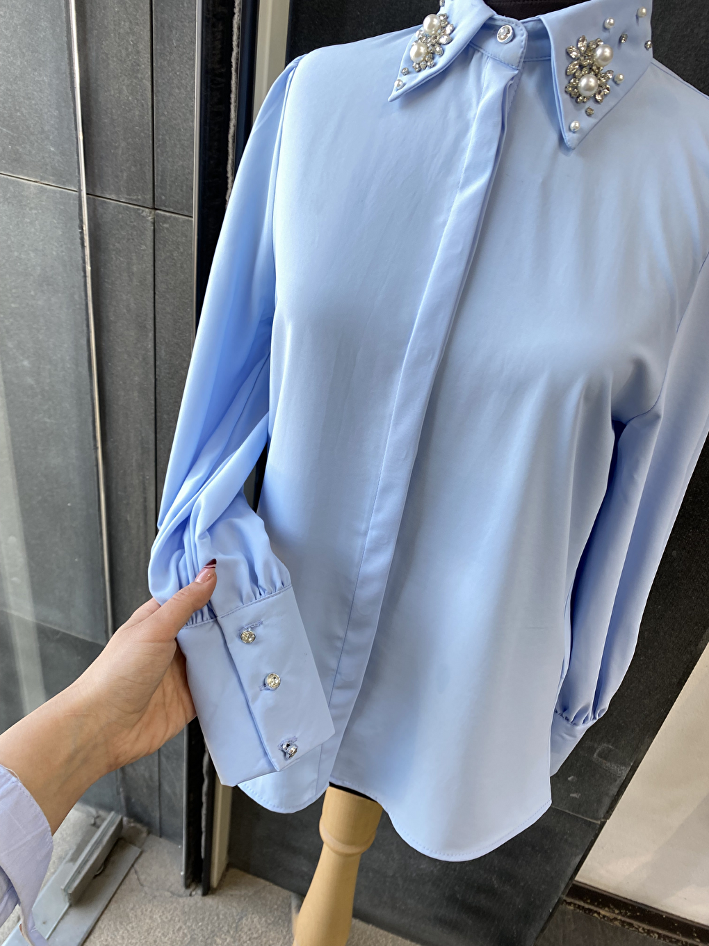 Mavi Yakası Taşlı Basic İç Göstermeyen Gömlek-5